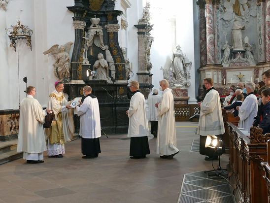 Diakonenweihe im Fuldaer Dom (Foto: Karl-Franz Thiede)